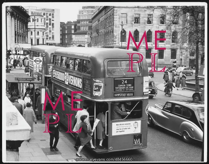  : BUSES AT TRAFALGAR SQ