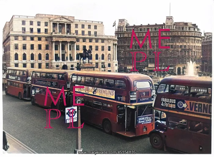 : BUSES AT TRAFALGAR SQUARE : BUSES AT TRAFALGAR SQUARE