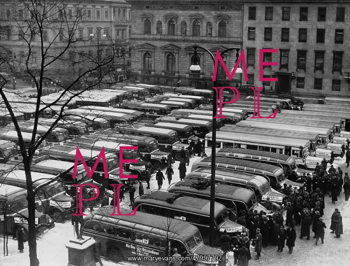 : Buses and workers at the Wilhelmplatz in Berlin, 1937 : Buses and workers at the Wilhelmplatz in Berlin, 1937