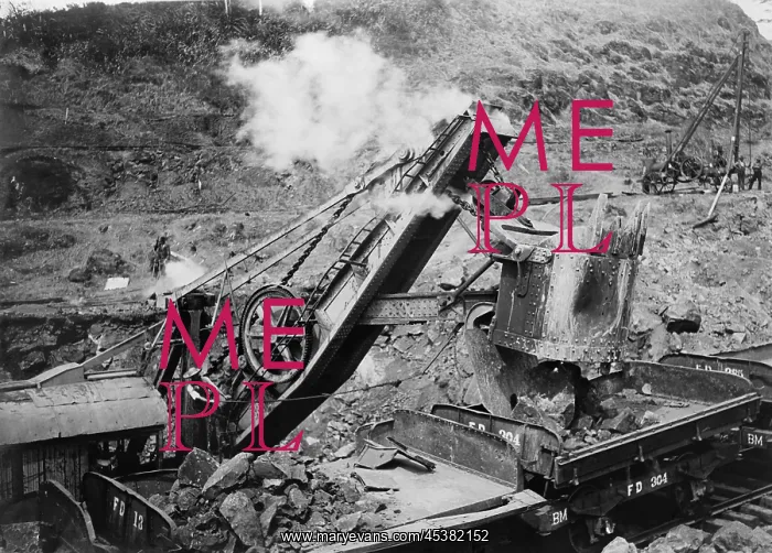 : Business end of 95 ton steam shovel loading : Business end of 95 ton steam shovel loading