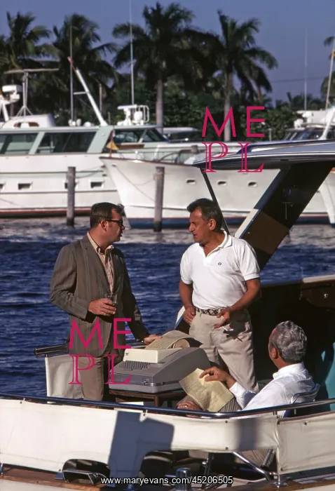 : Business meeting aboard a boat at Bah?a ? : Business meeting aboard a boat at Bah?a ?