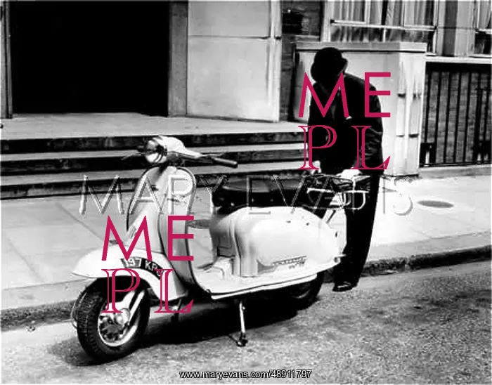 : BUSINESSMAN & LAMBRETTA : BUSINESSMAN & LAMBRETTA