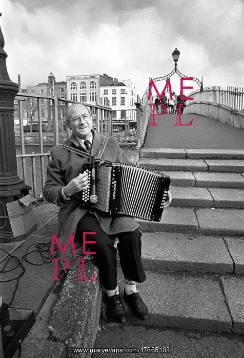 : Busker plays an accordian on Ha'penny Bridge, Dublin : Busker plays an accordian on Ha'penny Bridge, Dublin