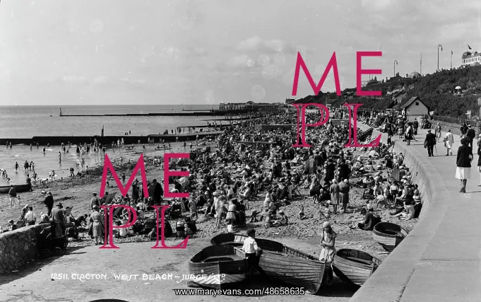 : Busy Day at Clacton West Beach : Busy Day at Clacton West Beach