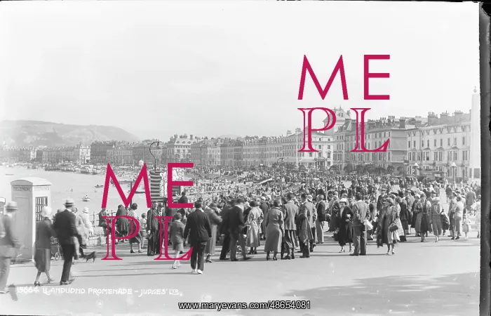 : Busy Day at Llandudno Promenade : Busy Day at Llandudno Promenade