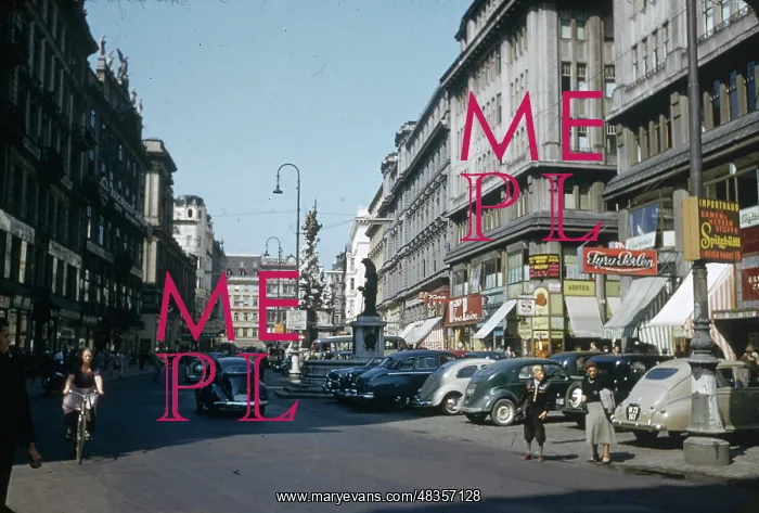 : Busy high street in Vienna, Austria : Busy high street in Vienna, Austria
