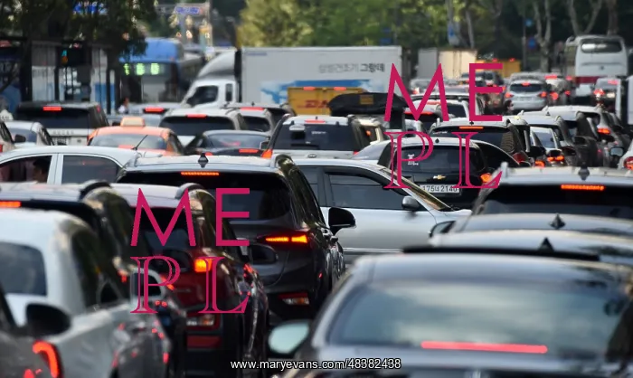  : Busy intersection in Central Seoul, South Korea