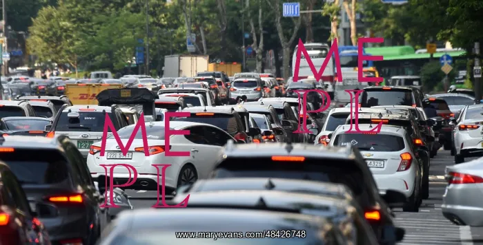  : Busy intersection in Central Seoul, South Korea