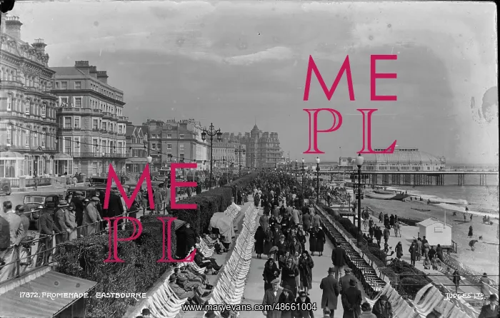 : Busy Promenade in Eastbourne : Busy Promenade in Eastbourne
