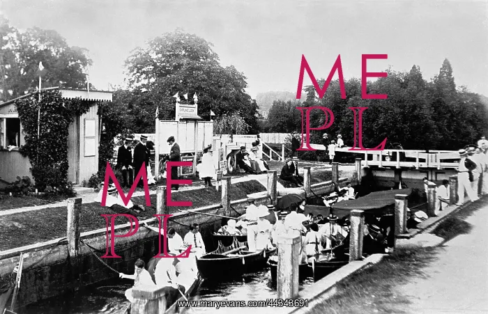 : Busy scene at Shiplake Lock on the River Thames : Busy scene at Shiplake Lock on the River Thames