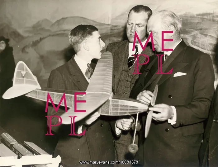 : C W A Scott, centre, and Sir Harry Brittain, centre : C W A Scott, centre, and Sir Harry Brittain, centre