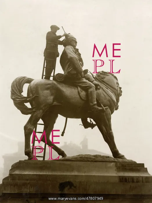 : c.1920's -cleaning equestrian statue, Earl Roberts, London : c.1920's -cleaning equestrian statue, Earl Roberts, London