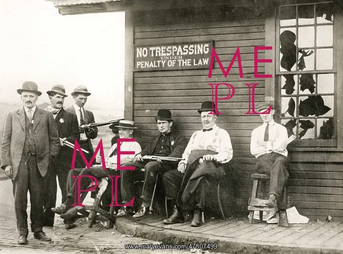 : c.1920's - group of men with shotguns and other weapons : c.1920's - group of men with shotguns and other weapons