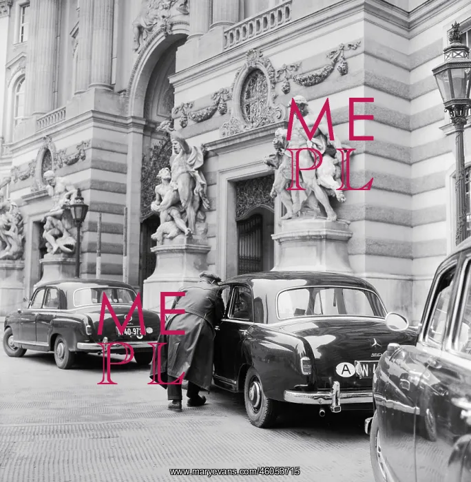 : Cabs at the Michaelerplatz : Cabs at the Michaelerplatz