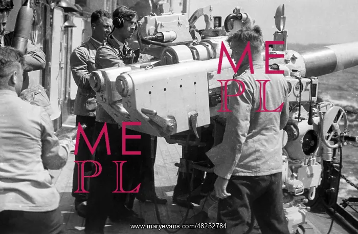 : Cadets of the Navy at a naval gun : Cadets of the Navy at a naval gun