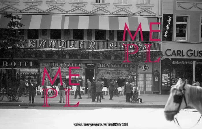 : Cafe Kranzler in Berlin, 1932 : Cafe Kranzler in Berlin, 1932