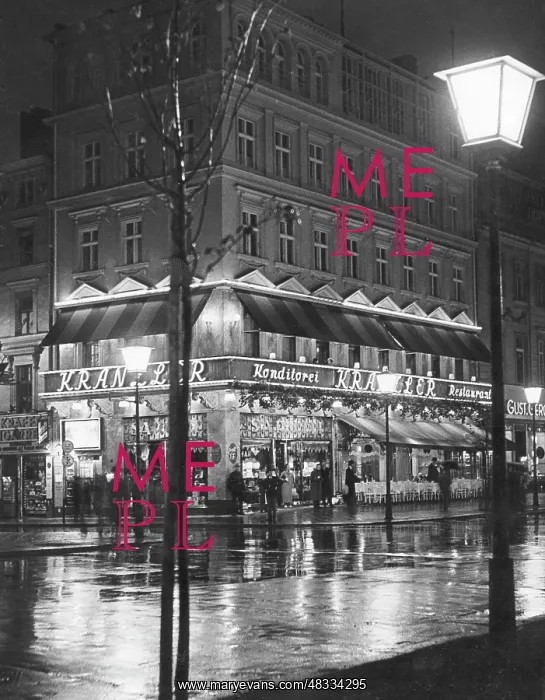 : Cafe Kranzler in Berlin, 1935 : Cafe Kranzler in Berlin, 1935