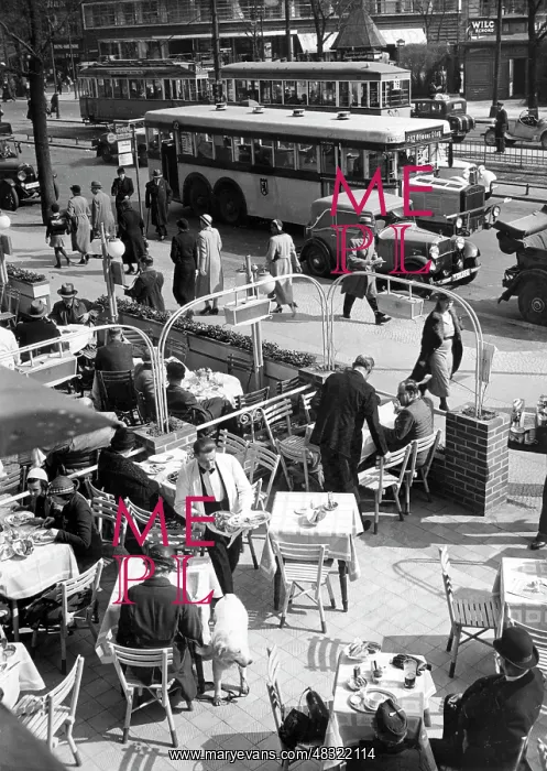 : Cafe on Kurfuerstendamm, 30s : Cafe on Kurfuerstendamm, 30s