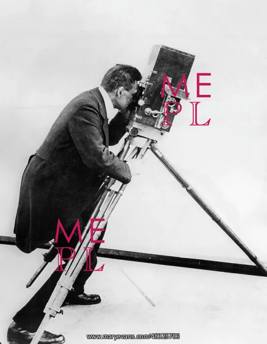 : Cameraman. Photo of a movie camera that could be operated by means of a crank : Cameraman. Photo of a movie camera that could be operated by means of a crank