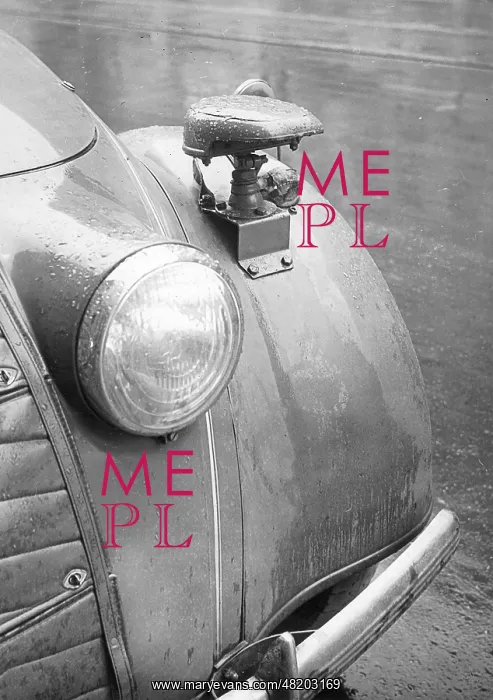 : Camouflage headlight on a car in Berlin, 1940 : Camouflage headlight on a car in Berlin, 1940