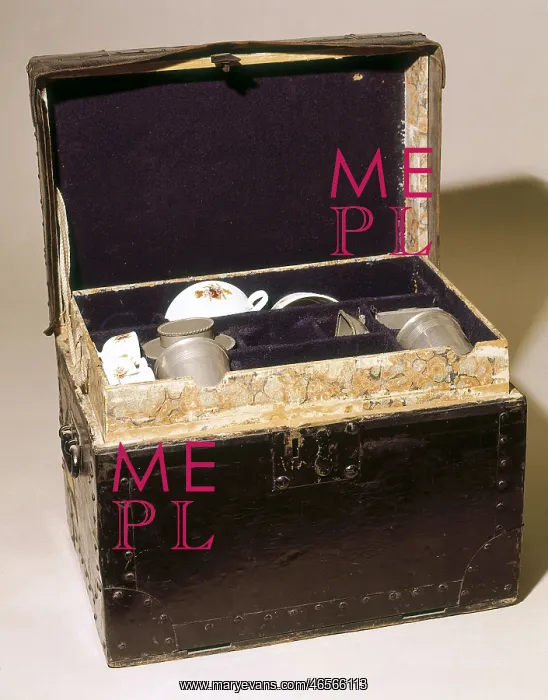 : Campaign chest with tea set that the Duke of : Campaign chest with tea set that the Duke of