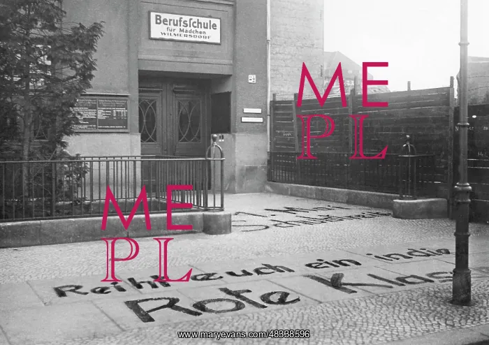 : Campaign slogan of the KPD in front of a Berlin : Campaign slogan of the KPD in front of a Berlin