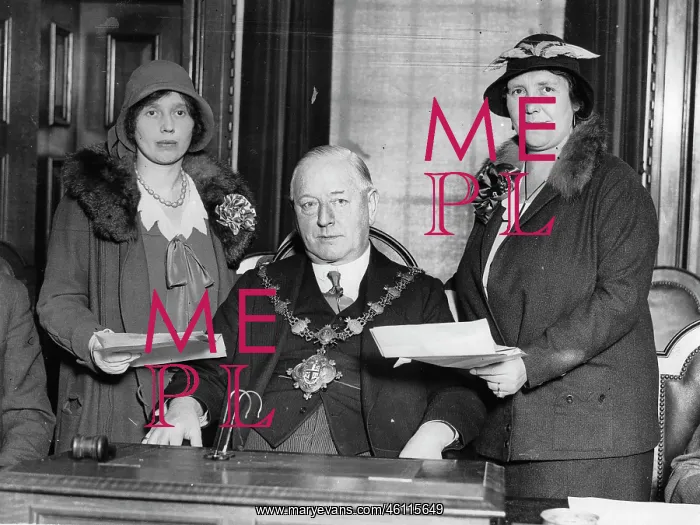 : Campaigning women : Campaigning women