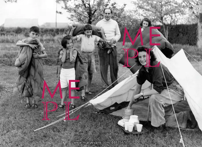 : CAMPING FAMILY 1950S : CAMPING FAMILY 1950S