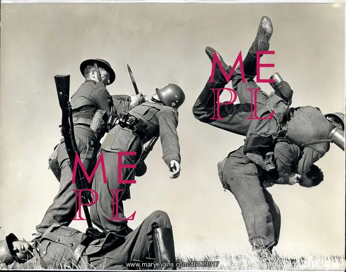 : Canadian military using weapons and fighting tactics, WW2 : Canadian military using weapons and fighting tactics, WW2