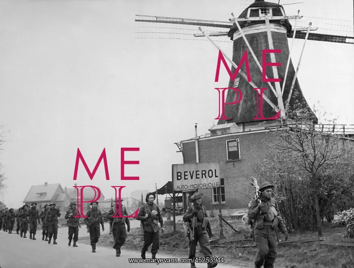 : Canadian soldiers move through the Netherlands : Canadian soldiers move through the Netherlands