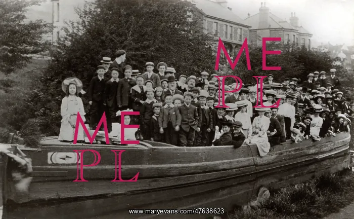  : Canal boat overcrowded with passengers
