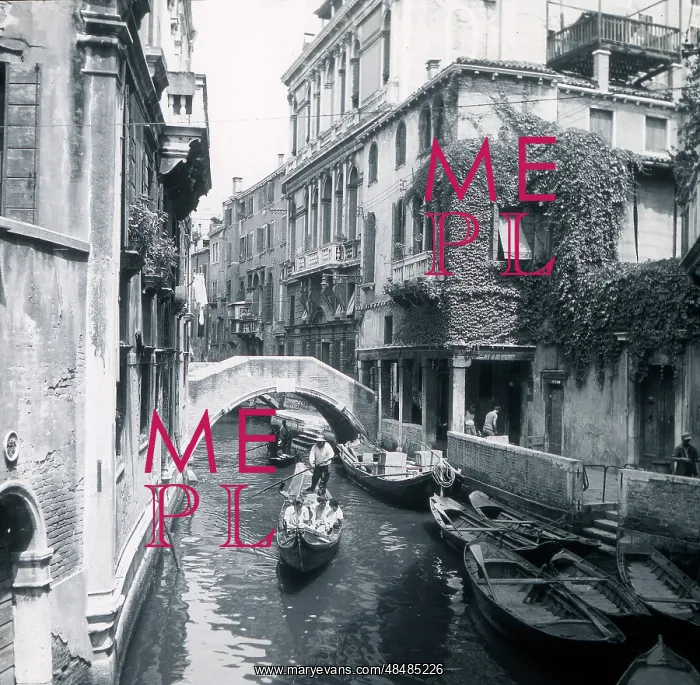  : Canal scene in Venice, Italy