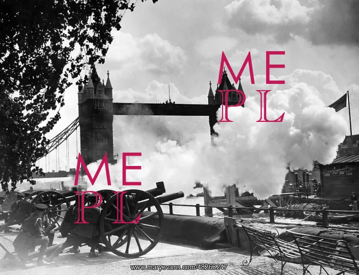 : Cannon fire at Tower Bridge, 1930 : Cannon fire at Tower Bridge, 1930