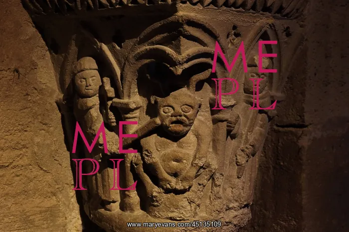 : Capital, Crypt, Basilique Saint-Denis, Saint-Denis, France : Capital, Crypt, Basilique Saint-Denis, Saint-Denis, France