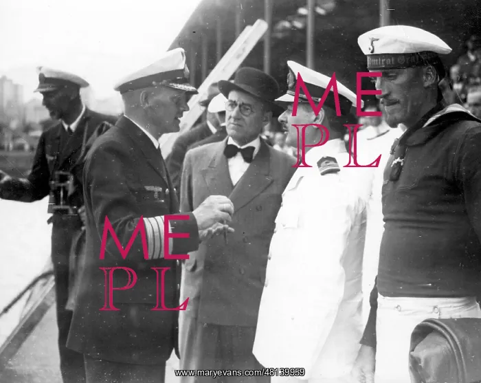 : Captain Langsdorff talks with Argentinean officers : Captain Langsdorff talks with Argentinean officers