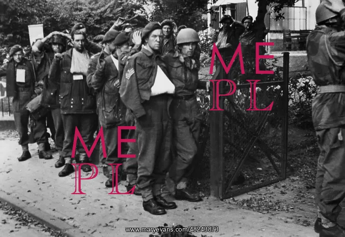 : Captive British paratroopers at Arnhem, 1944 : Captive British paratroopers at Arnhem, 1944