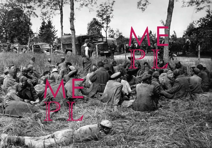 : Captive Red Army soldiers in a transit camp, 1941 : Captive Red Army soldiers in a transit camp, 1941