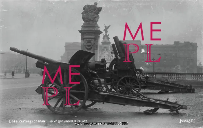 : Captured German Guns at Buckingham Palace : Captured German Guns at Buckingham Palace