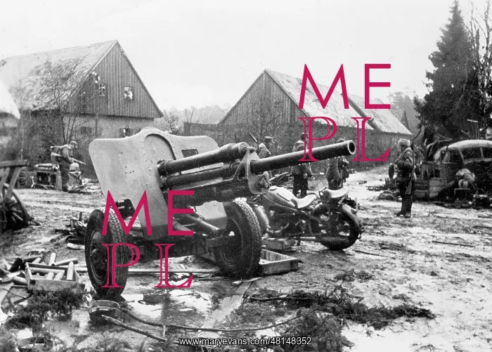 : Captured Russian artillery gun, 1945 : Captured Russian artillery gun, 1945