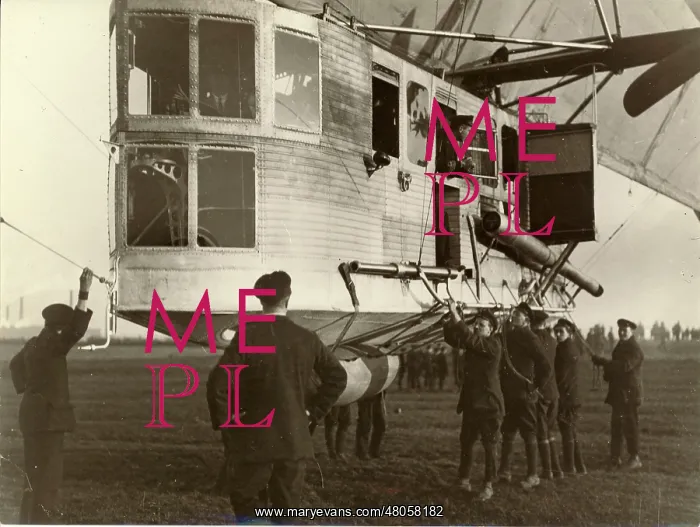 : A car of Airship R9 : A car of Airship R9