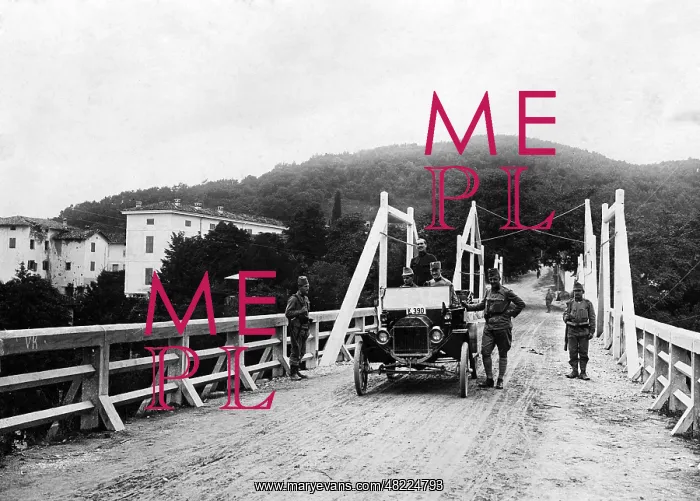 : Car on the Al-Ponte bridge, 1915 : Car on the Al-Ponte bridge, 1915