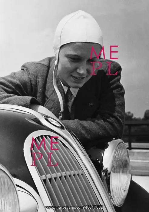 : Car buyer with BMW, 1937 : Car buyer with BMW, 1937