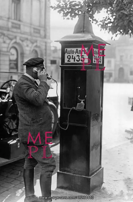 : Car-call box in Potsdam, 1926 : Car-call box in Potsdam, 1926