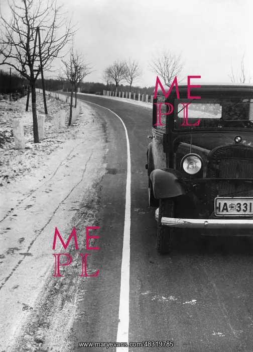 : Car next to a protecting strip, 1935 : Car next to a protecting strip, 1935