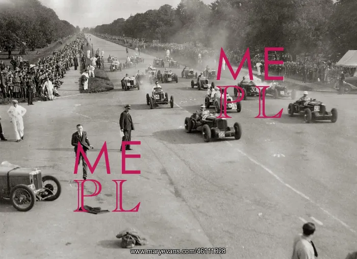 : Car race. Start of the international car racing in Phoenix Park / Dublin : Car race. Start of the international car racing in Phoenix Park / Dublin