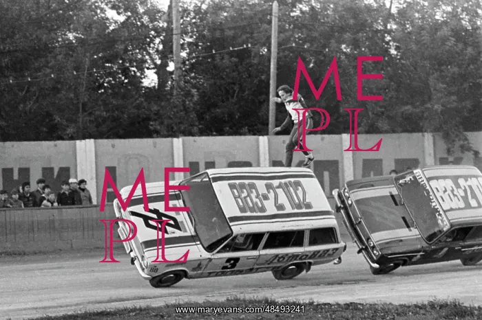 : Car Rodeo. USSR. October 15, 1980. Jump from car to car. Viktor Vonog / TASS : Car Rodeo. USSR. October 15, 1980. Jump from car to car. Viktor Vonog / TASS