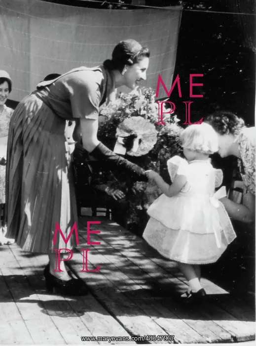 : Carly and a little girl : Carly and a little girl