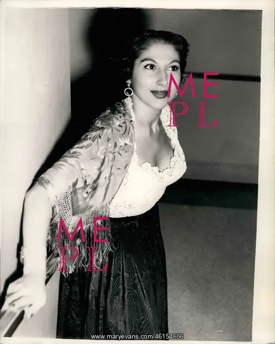 : Carmen de Santa Cruz, dancer, arriving for opera : Carmen de Santa Cruz, dancer, arriving for opera