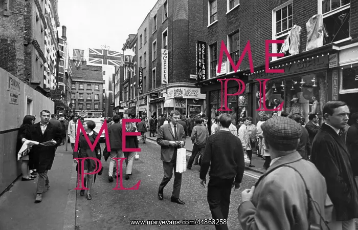 : CARNABY STREET CROWD : CARNABY STREET CROWD