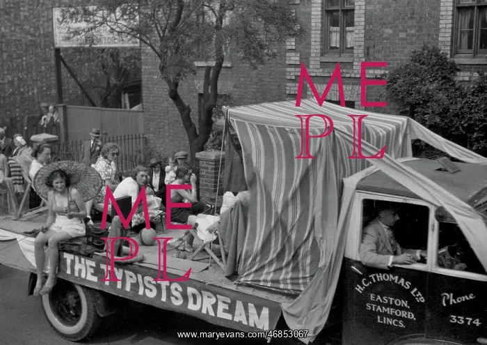 : Carnival float, The Typist's Dream : Carnival float, The Typist's Dream